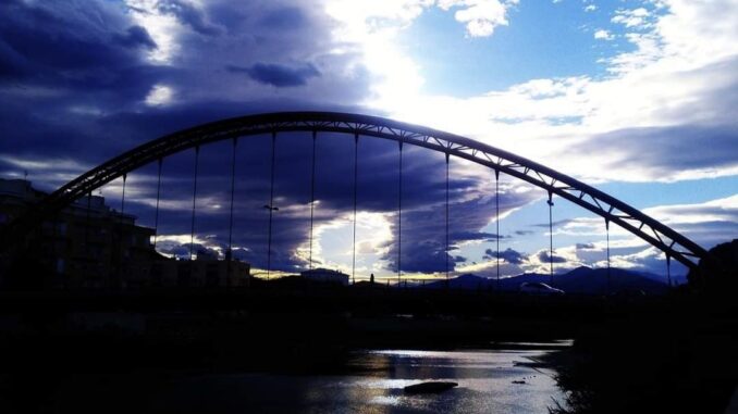 un ponte tra le oscurità