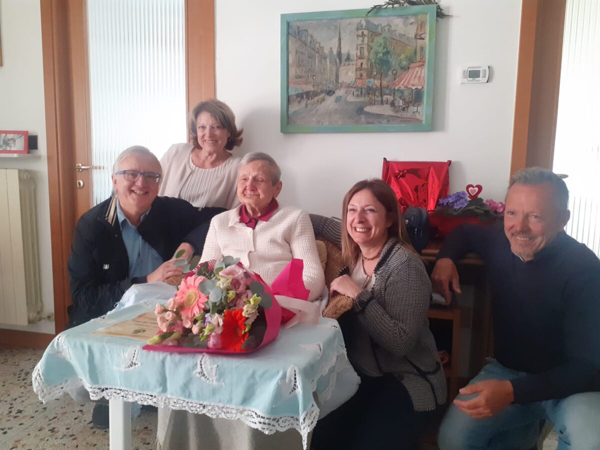 Nella foto La signora Anna insieme all'assessore Giampaolo Giudice e alla consigliera Lucia Facchineri e due dei suoi tre figli.