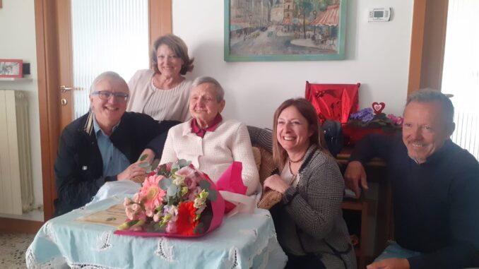 Nella foto La signora Anna insieme all'assessore Giampaolo Giudice e alla consigliera Lucia Facchineri e due dei suoi tre figli.