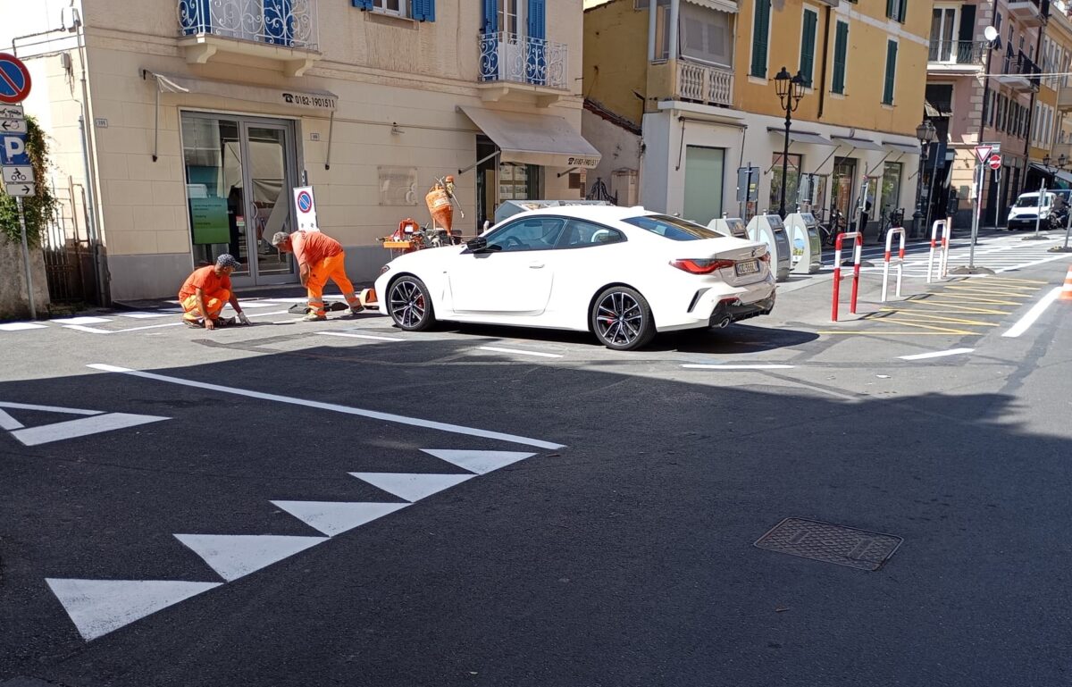 in corso ad Alassio il rinnovo della segnaletica stradale (3)