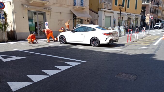 in corso ad Alassio il rinnovo della segnaletica stradale (3)