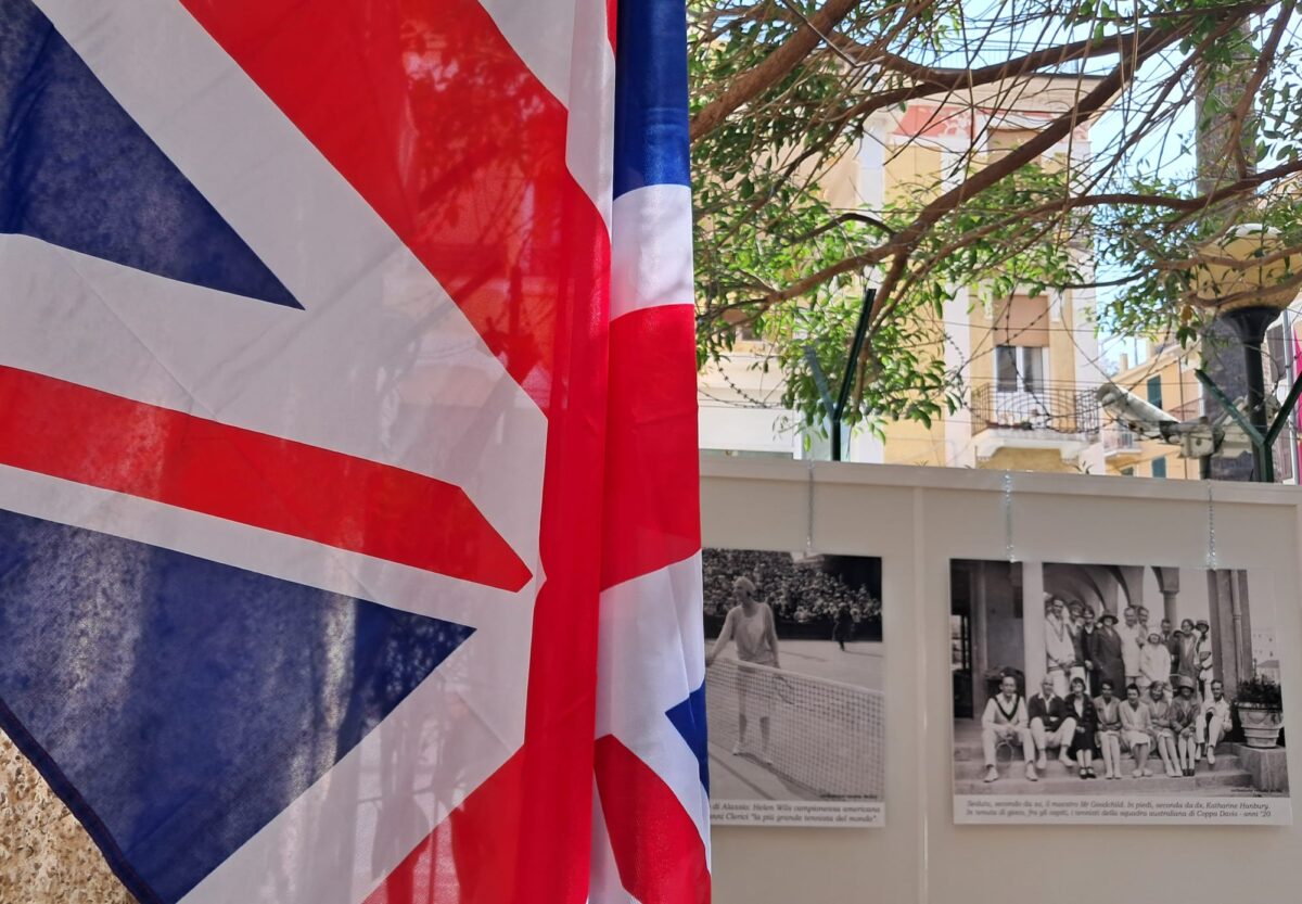 mostra fotografica nel giardino della English Library (2) (2)