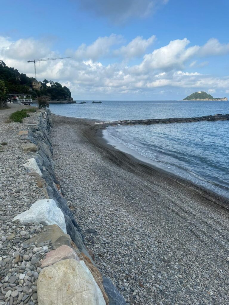 Ad Alassio pulizia straordinaria delle spiagge libere