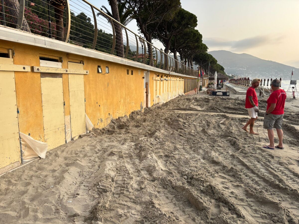 Ad Alassio pulizia straordinaria delle spiagge libere