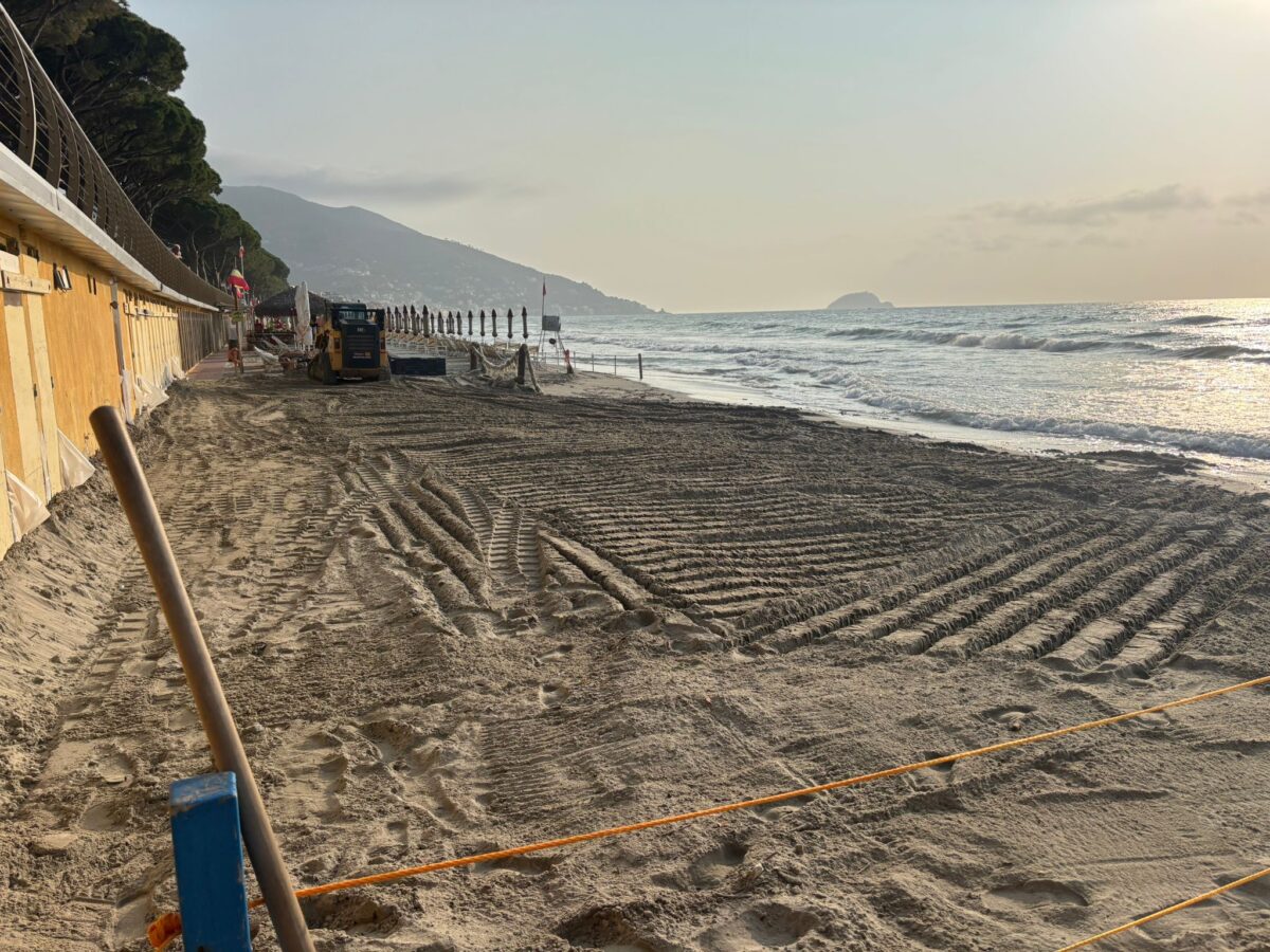 Ad Alassio pulizia straordinaria delle spiagge libere
