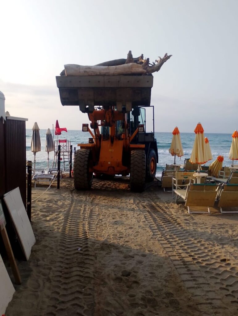 Ad Alassio pulizia straordinaria delle spiagge libere