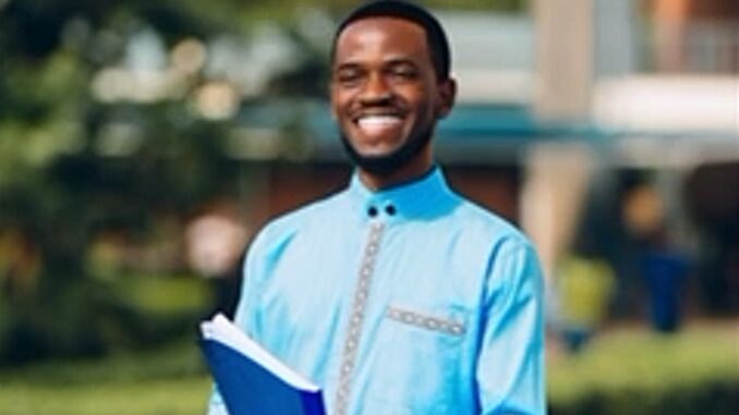 Josias Icyifuzwa nel giorno della sua laurea (1) RD