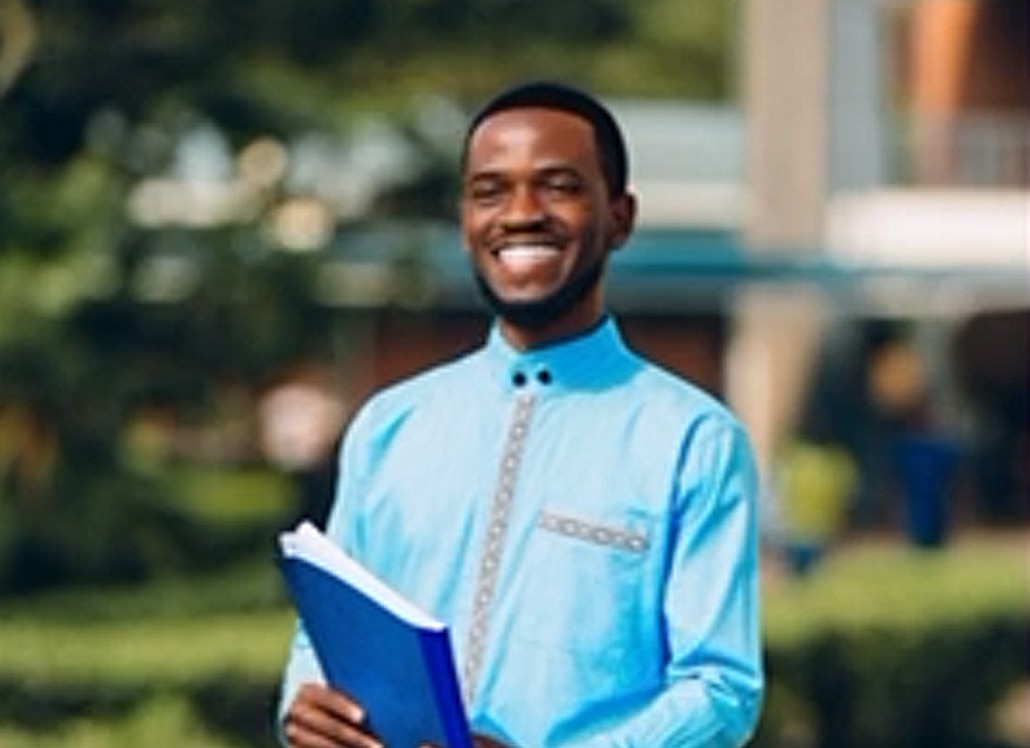 Josias Icyifuzwa nel giorno della sua laurea (1) RD