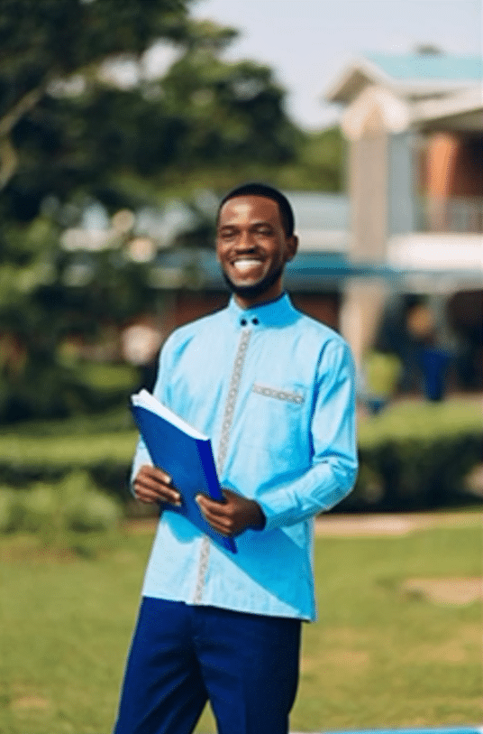Josias Icyifuzwa nel giorno della sua laurea (1)