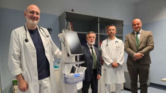 Nella foto: Da sinistra a destra: Alessandro Riccardi Direttore del Pronto Soccorso dell’Ospedale Santa Corona di Pietra Ligure, Giuseppe Cannici Presidente della Fondazione “Una Mano per gli Altri”, il dr. Lorenzo Viassolo del PS, un dirigente della Fondazione.