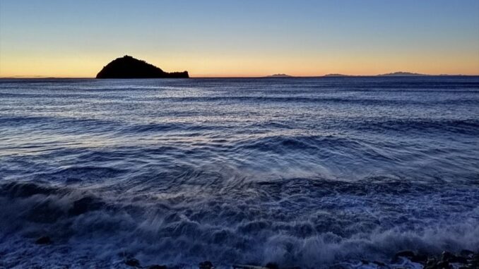 l'isola nella quiete blu del mare