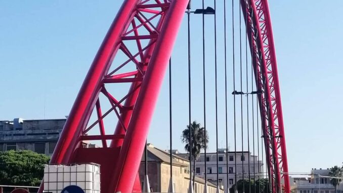 da una sponda all'altra del rosso argine