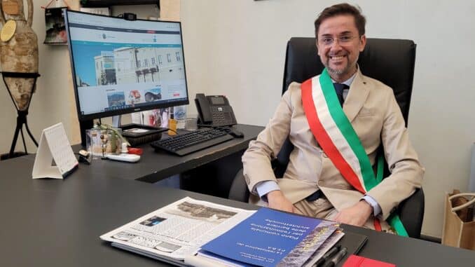 Luca Lettieri alla scrivania