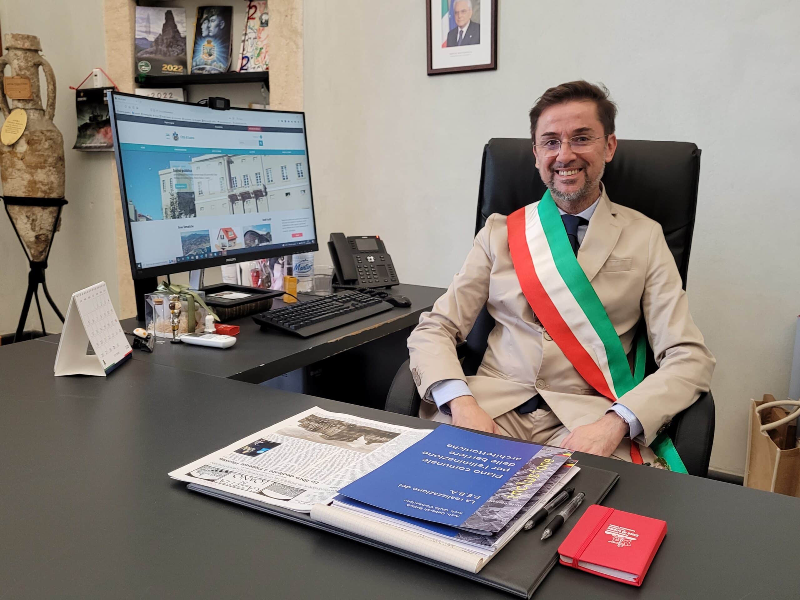 Luca Lettieri alla scrivania