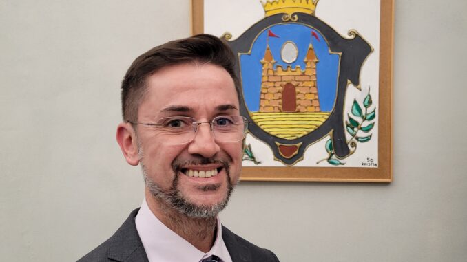 Il sindaco Luca Lettieri con Stemma della città Loano