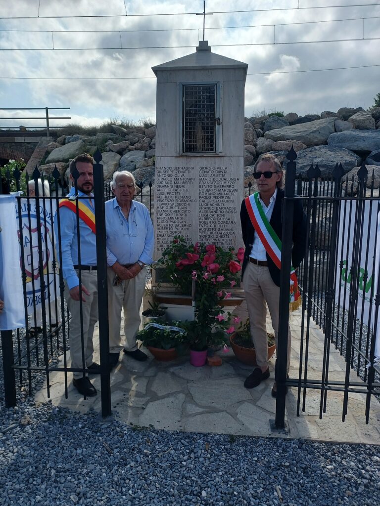 Monumento ai bambini in ricordo naufragio motobarca Annamaria - Albenga