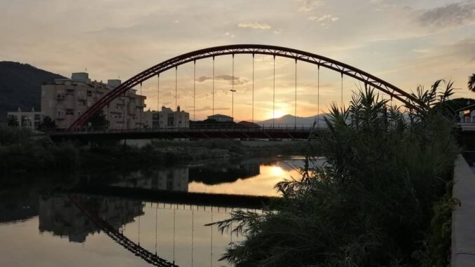un ponte di riflessi