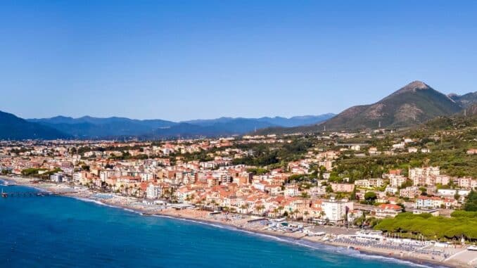 Ceriale veduta della costa dal mare