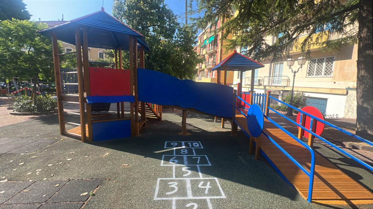 Piazza Stalla gioco interamente rinnovato con elementi nuovi, rinforzi strutturali e completamente ridipinto