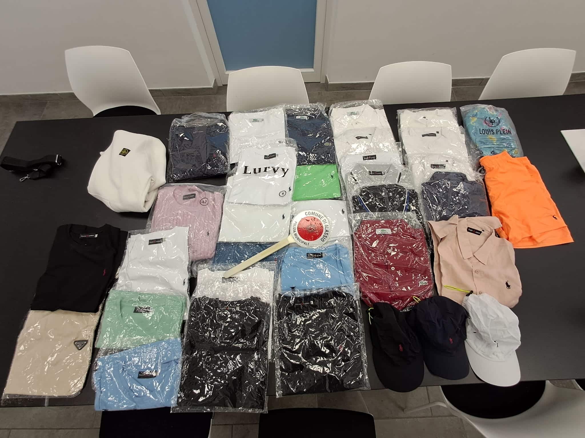 Polizia Locale di Alassio merce contraffatta