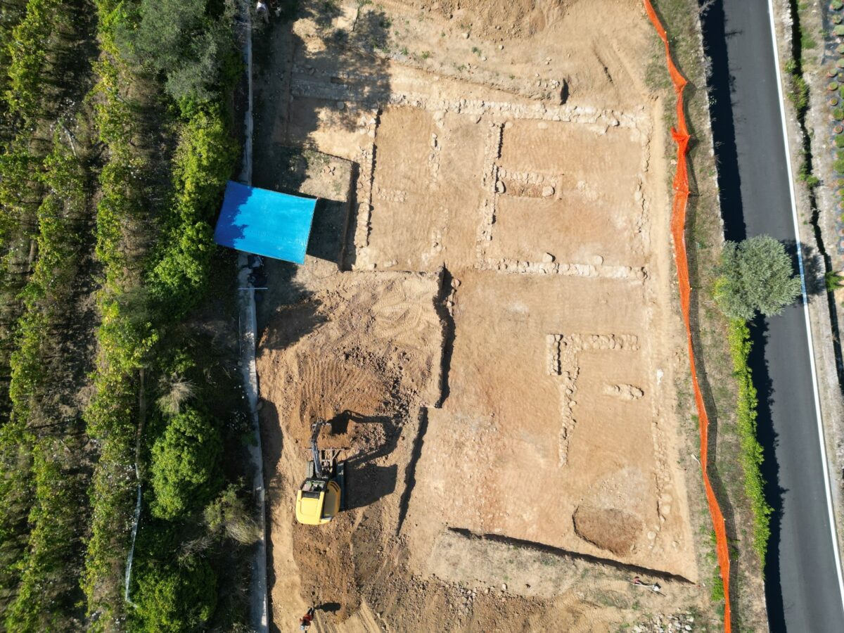Archeologi al lavoro (Foto generale da drone)