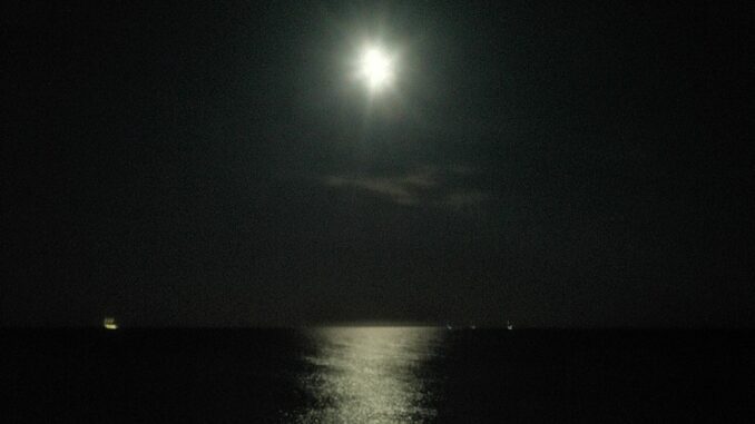 la notte apre il sentiero sul mare