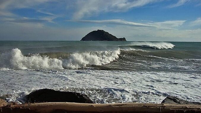 l'onda insegue l'onda sulla riva