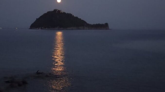 un punto tra la strada e l'isola