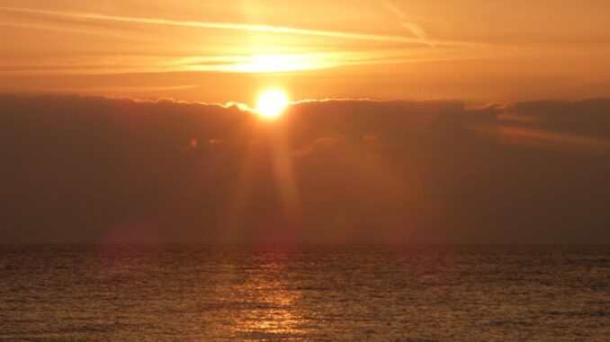 il sole sull'onda delle nuvole