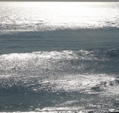 il mare con i suoi colori d'argento