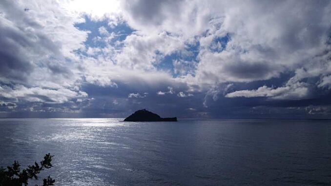 avere l'isola tra le nuvole