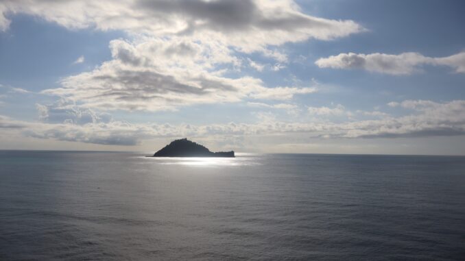 l'isola nella quiete tra un onda e l'altra