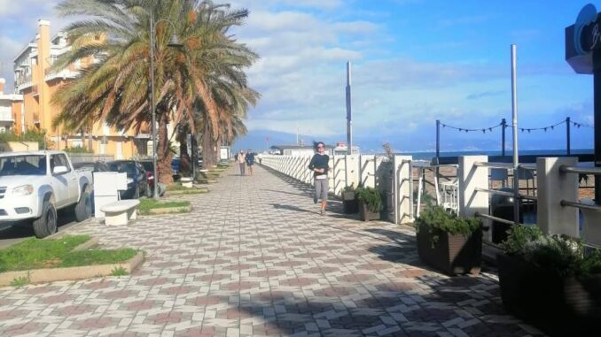 andando di corsa per inseguire il mare