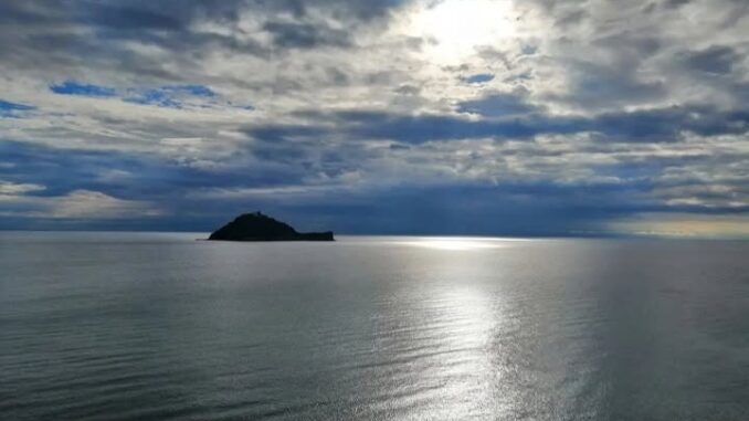 non c'è un'onda a salire l'orizzonte