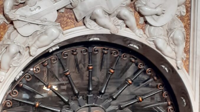 Fotografia del prospetto verso la navata ornato da rilievi marmorei con angeli musicanti, opera riferibile a Giovanni Battista e Cristoforo Orsolino (1635-1640), Basilica di N.S. di Misericordia, Santuario di Savona