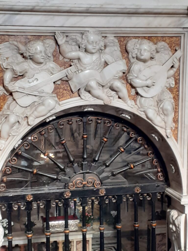 Fotografia del prospetto verso la navata ornato da rilievi marmorei con angeli musicanti, opera riferibile a Giovanni Battista e Cristoforo Orsolino (1635-1640), Basilica di N.S. di Misericordia, Santuario di Savona