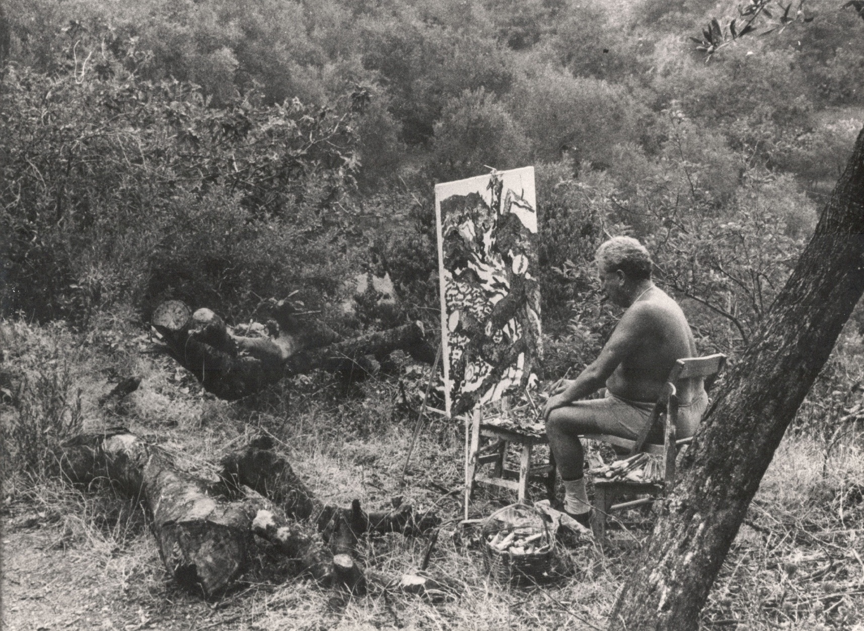 Carlo Levi mentre dipinge ad Alassio, 1965 ca, Fondo Fotografico Fondazione Carlo Levi Roma