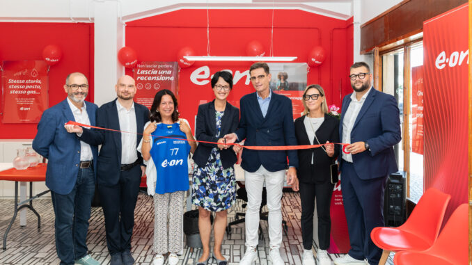 Nella foto dell’inaugurazione del Punto E.ON di Pietra Ligure, da sinistra verso destra: Antonio Guida, Responsabile dei punti vendita E.ON Italia; Matteo Ferretti, Sales B2C Punto E.ON di Pietra Ligure; Michela Vignone, Presidente del Consiglio Comunale e Delegata per Scuole e Sport del Comune di Pietra Ligure; Annette Peters, Chief Commercial Officer E.ON Italia; Riccardo Maia, Head of Sales B2C E.ON Italia; Maria Cinzia Vaianella, Assessore all’Ambiente e alle Attività Produttive del Comune di Pietra Ligure; Nicolò Paganotti, Coordinatore sportelli E.ON area Piemonte sud e Liguria.