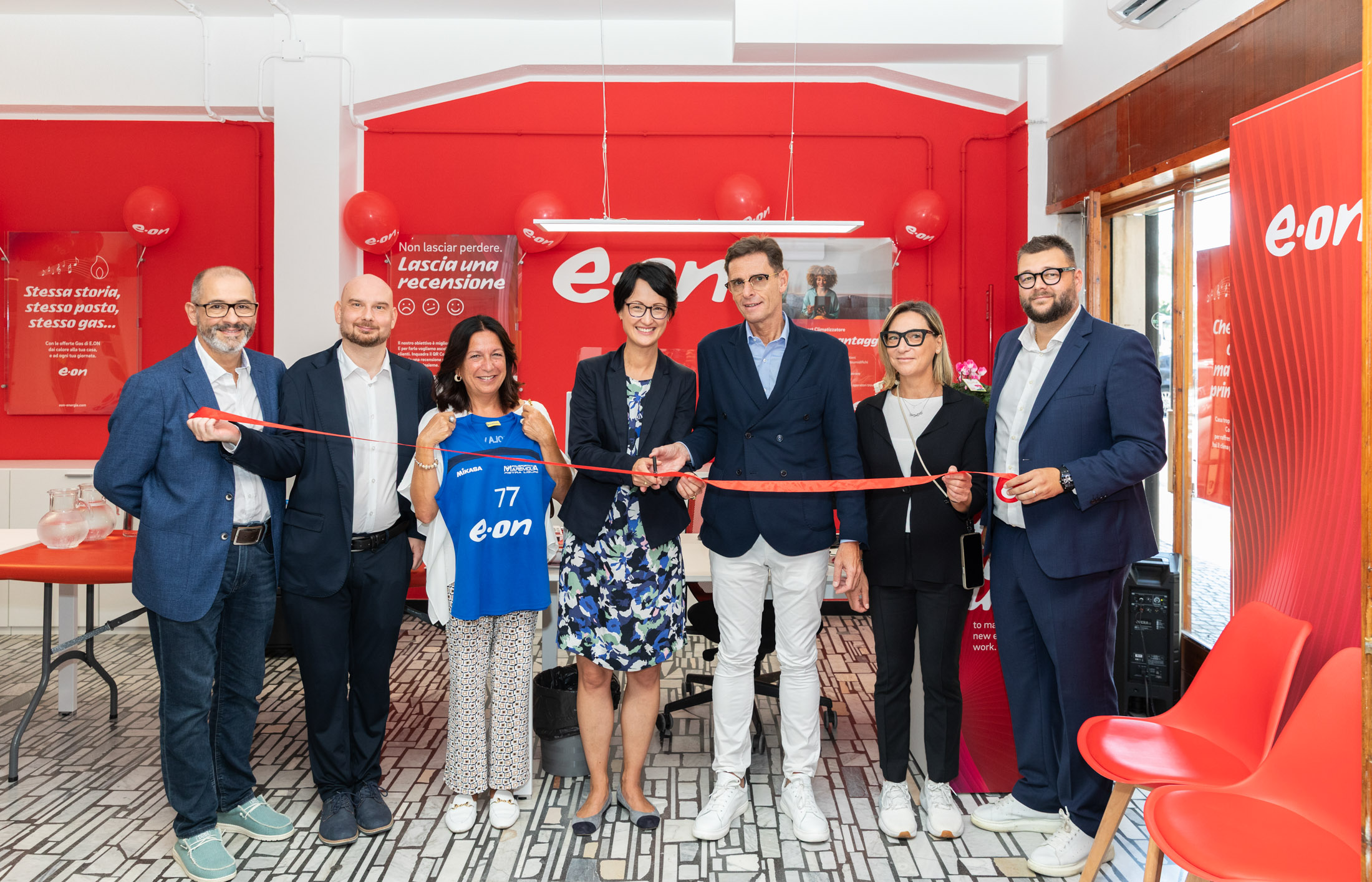 Nella foto dell’inaugurazione del Punto E.ON di Pietra Ligure, da sinistra verso destra: Antonio Guida, Responsabile dei punti vendita E.ON Italia; Matteo Ferretti, Sales B2C Punto E.ON di Pietra Ligure; Michela Vignone, Presidente del Consiglio Comunale e Delegata per Scuole e Sport del Comune di Pietra Ligure; Annette Peters, Chief Commercial Officer E.ON Italia; Riccardo Maia, Head of Sales B2C E.ON Italia; Maria Cinzia Vaianella, Assessore all’Ambiente e alle Attività Produttive del Comune di Pietra Ligure; Nicolò Paganotti, Coordinatore sportelli E.ON area Piemonte sud e Liguria.