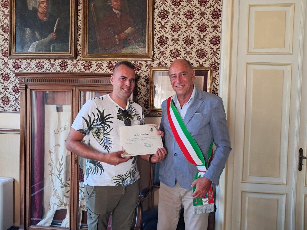 Il turista Marco Crippa insieme al sindaco Marco Melgrati