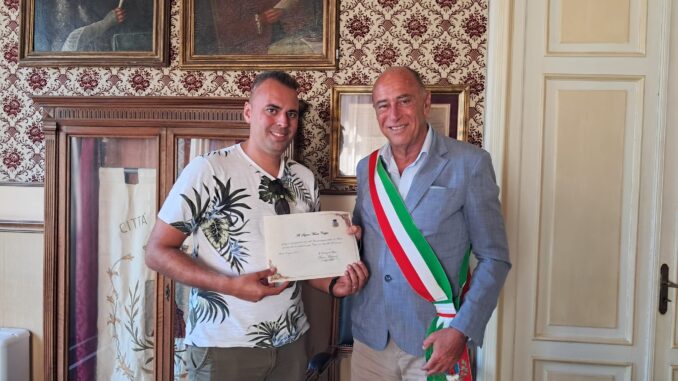 Il turista Marco Crippa insieme al sindaco Marco Melgrati