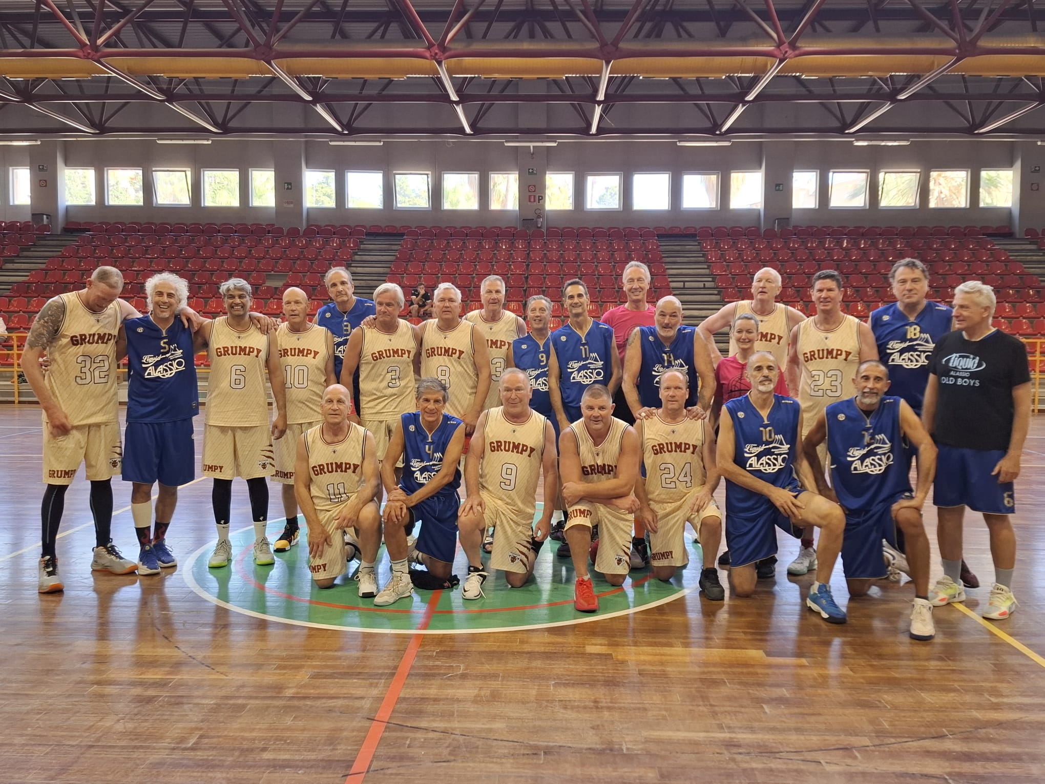 La squadra vincente insieme alla squadra di casa Liquid Old Boys