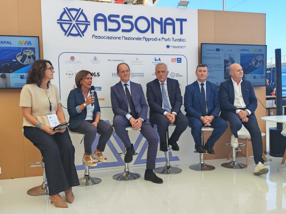 Nella foto: da sinistra: (Monica Napoletano Ufficio stampa Comune, moderatrice), Ingegner Francesca Giannoni, Dirigente Arpal Liguria, sindaco di Andora Mauro Demichelis, Presidente Nazionale Assonat avvocato Luciano Serra, il presidente dell’AMA avvocato Fabrizio De Nicola, il Direttore del Porto dottor Eugenio Ghigione