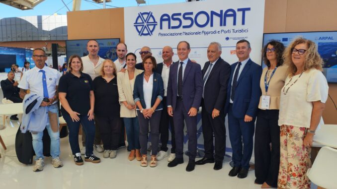 Nella foto: Ingegner Francesca Giannoni, Dirigente Arpal Liguria, sindaco di Andora Mauro Demichelis, Presidente Nazionale Assonat avvocato Luciano Serra, il presidente dell’AMA avvocato Fabrizio De Nicola, il Direttore del Porto dottor Eugenio Ghigione, , Dirigenti e funzionari comunali e personale dell’AMA in servizio al porto.
