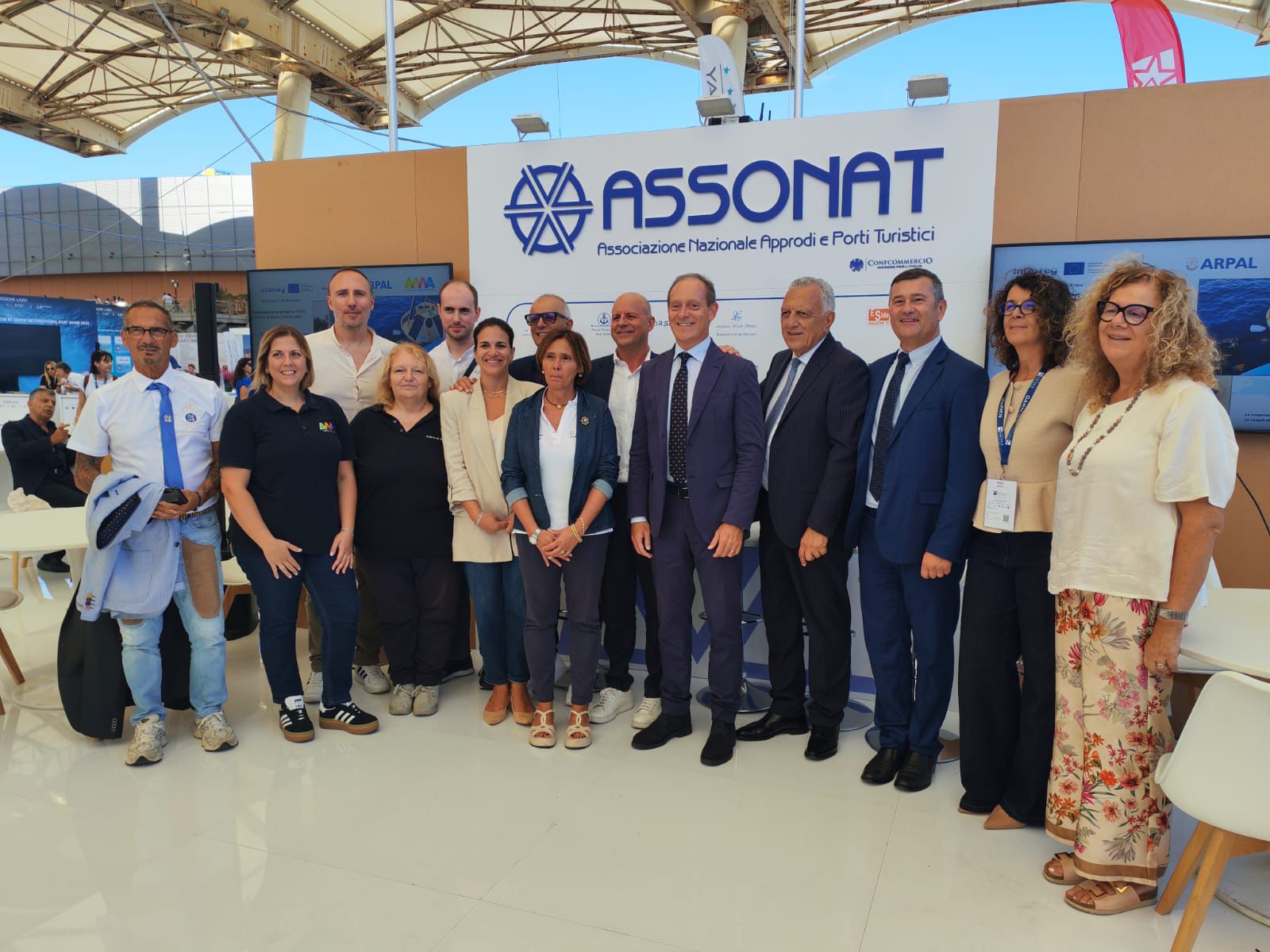 Nella foto: Ingegner Francesca Giannoni, Dirigente Arpal Liguria, sindaco di Andora Mauro Demichelis, Presidente Nazionale Assonat avvocato Luciano Serra, il presidente dell’AMA avvocato Fabrizio De Nicola, il Direttore del Porto dottor Eugenio Ghigione, , Dirigenti e funzionari comunali e personale dell’AMA in servizio al porto.