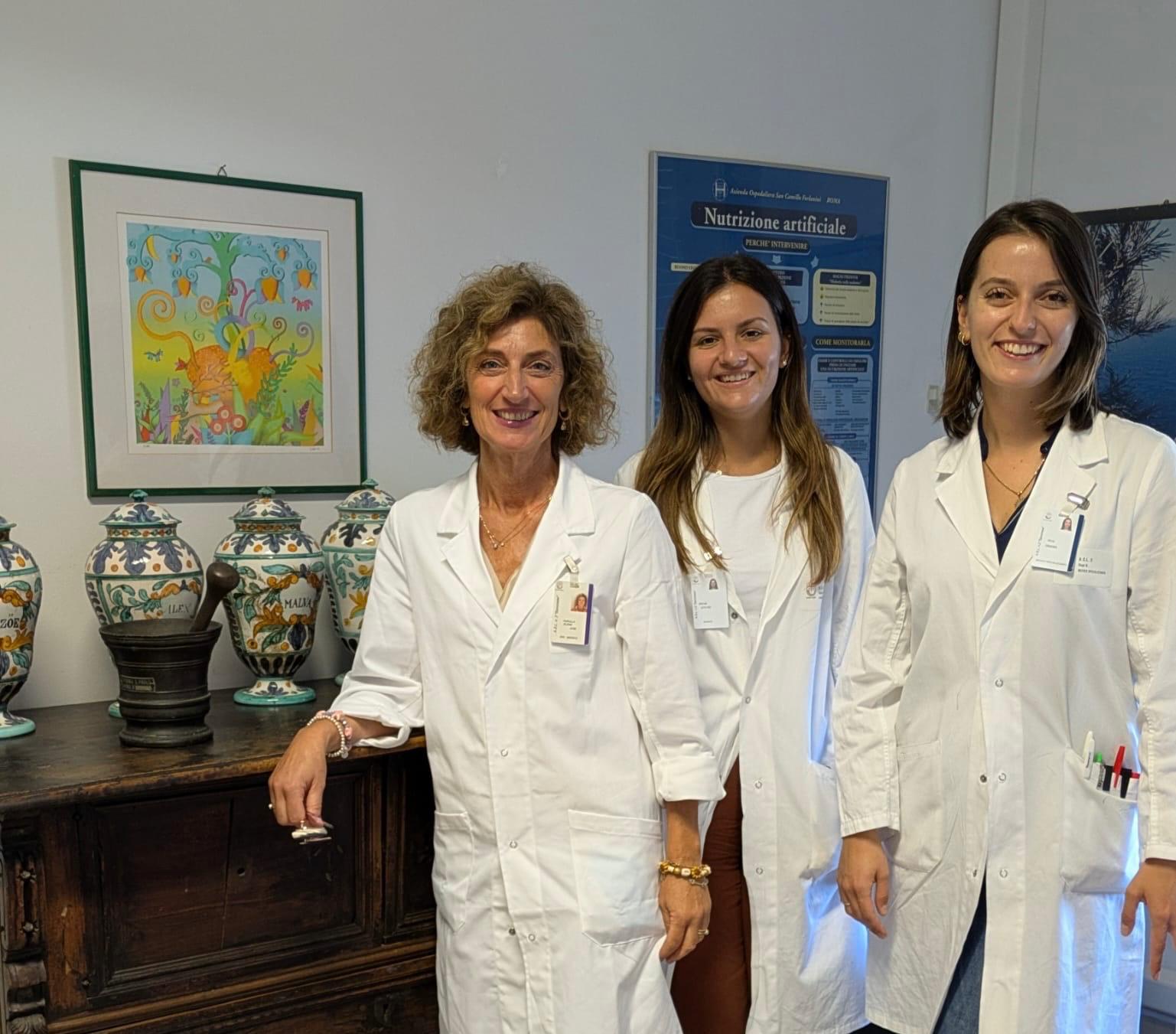 Nella foto: da sinistra dottoresse Elena Farulla Direttore Farmaceutica - Irene Garr...