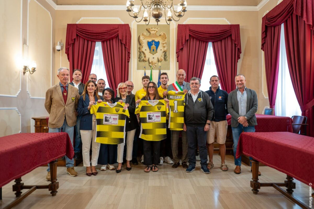 Baia Alassio Auxilium, presentata la nuova divisa da gioco giallonera presso il Comune (4)