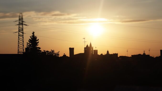 quando il sole si alza sulle torri