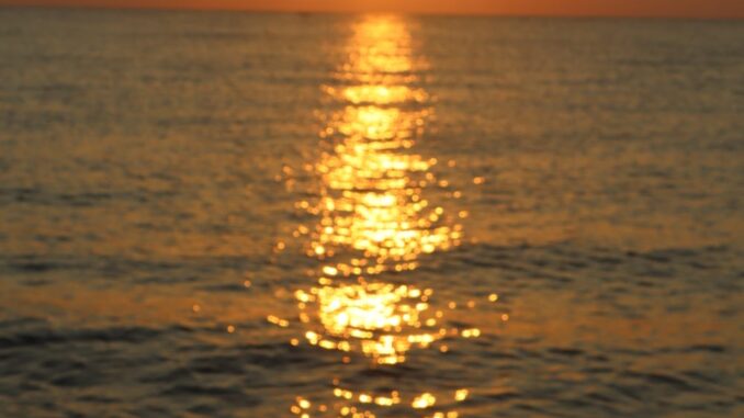 era il sole che saluta il mare