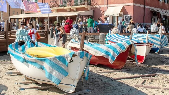 Barche a riposo sulla spiaggia del borgo marinaro di Laigueglia durante una manifestazione